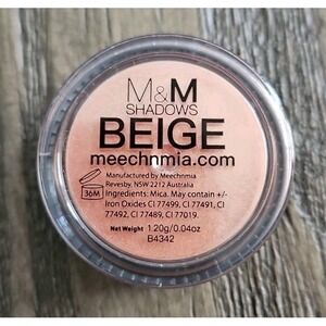 Meech and Mia Loose Powder Eyeshadow. Color: Beige Sealed